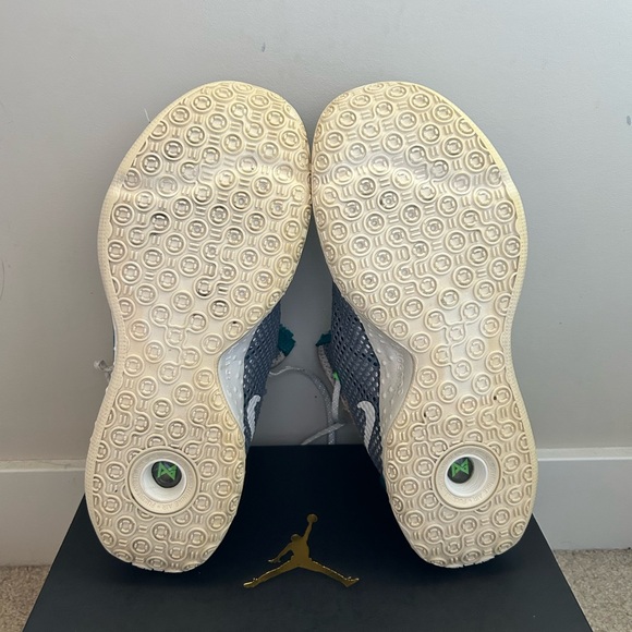 Men's Basketball Shoes - Picture 6 of 6